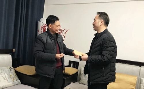 集團(tuán)領(lǐng)導(dǎo)春節(jié)前走訪慰問一線職工、困難職工和離退休老干部(圖2)