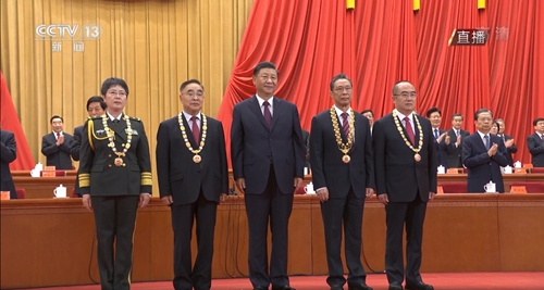 向抗疫英雄致敬！宜化集團(tuán)組織收看全國(guó)抗擊新冠肺炎疫情表彰大會(huì)(圖1)