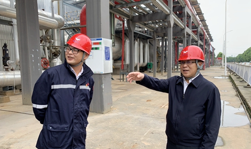 王大真到松滋肥業(yè)、楚星公司和宜化新材料現(xiàn)場(chǎng)辦公(圖1)