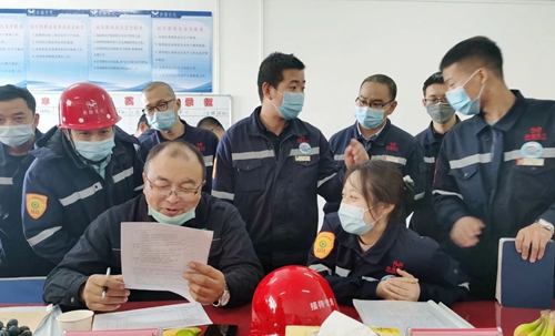 新疆宜化氯堿分廠氯乙烯三班、合成二班榮獲準(zhǔn)東開發(fā)區(qū)安全標(biāo)準(zhǔn)化示范班組稱號(圖3)
