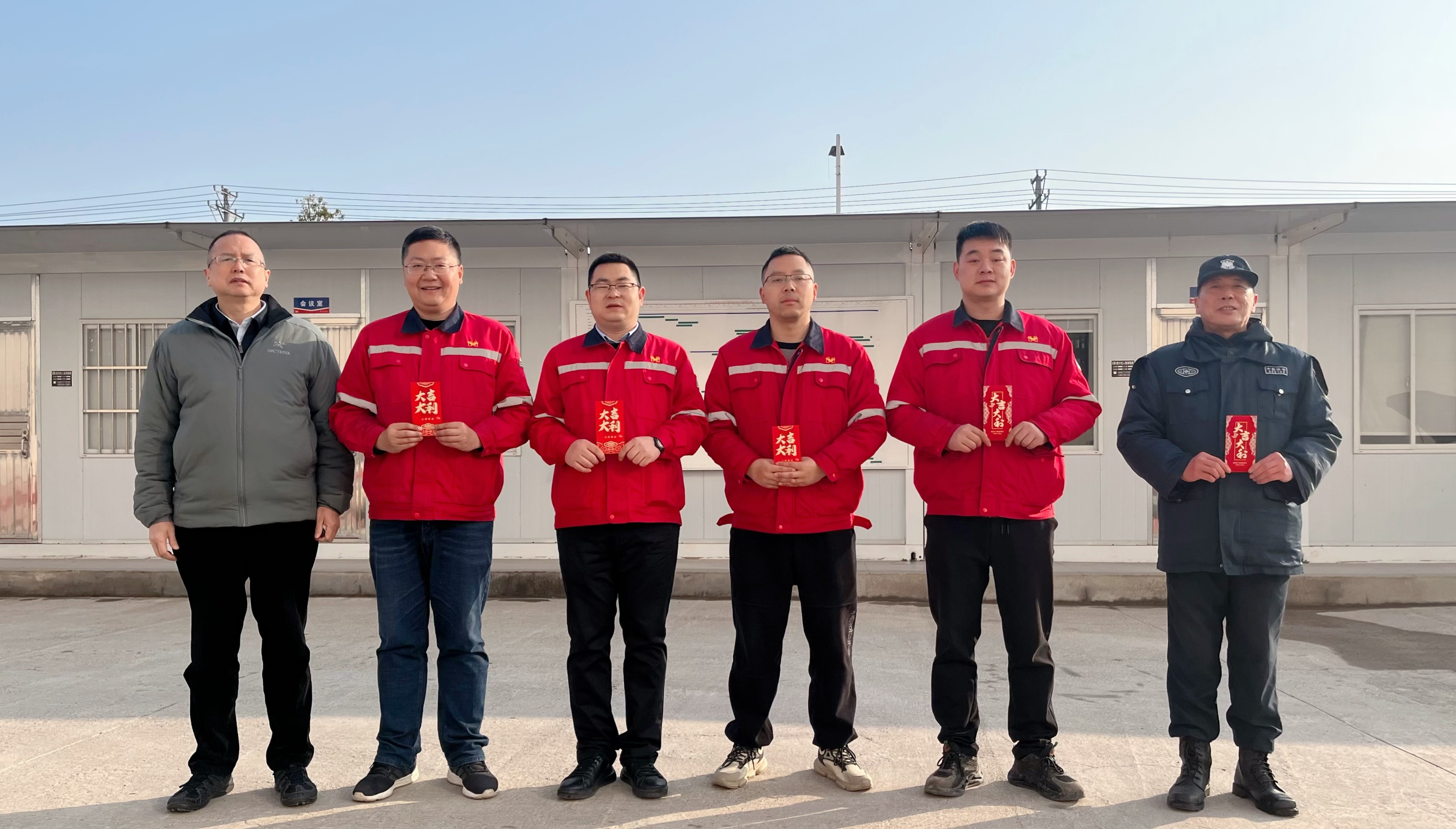 化機(jī)公司黨委書記、董事長(zhǎng)、總經(jīng)理?xiàng)钪袧傻巾?xiàng)目現(xiàn)場(chǎng)走訪慰問(wèn)(圖2)