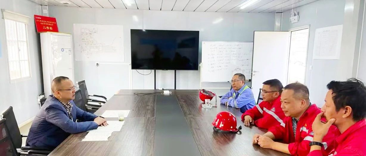 化機公司黨委書記、董事長、總經(jīng)理楊中澤到楚星項目現(xiàn)場辦公